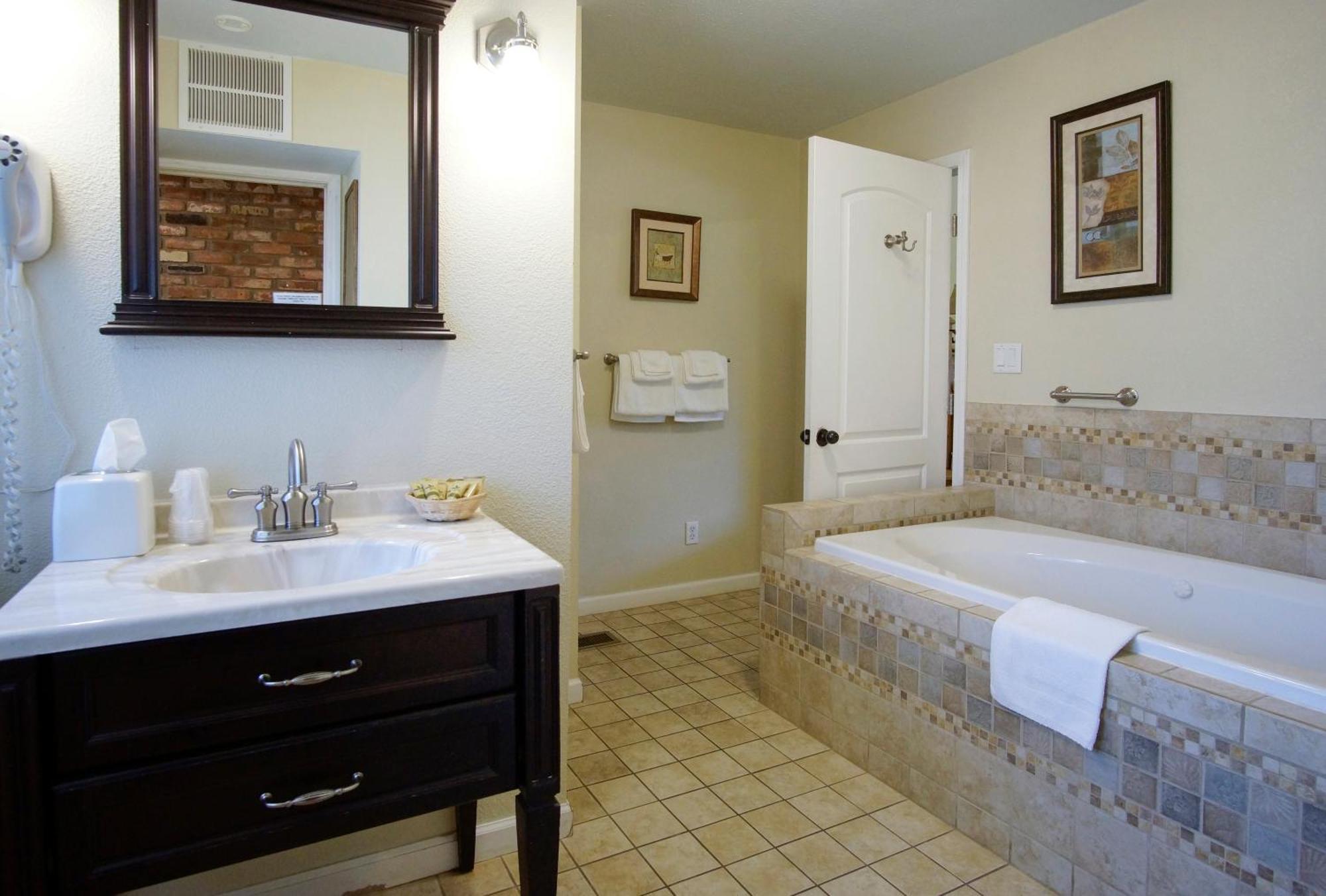 Charm Motel & Suites Burney Εξωτερικό φωτογραφία