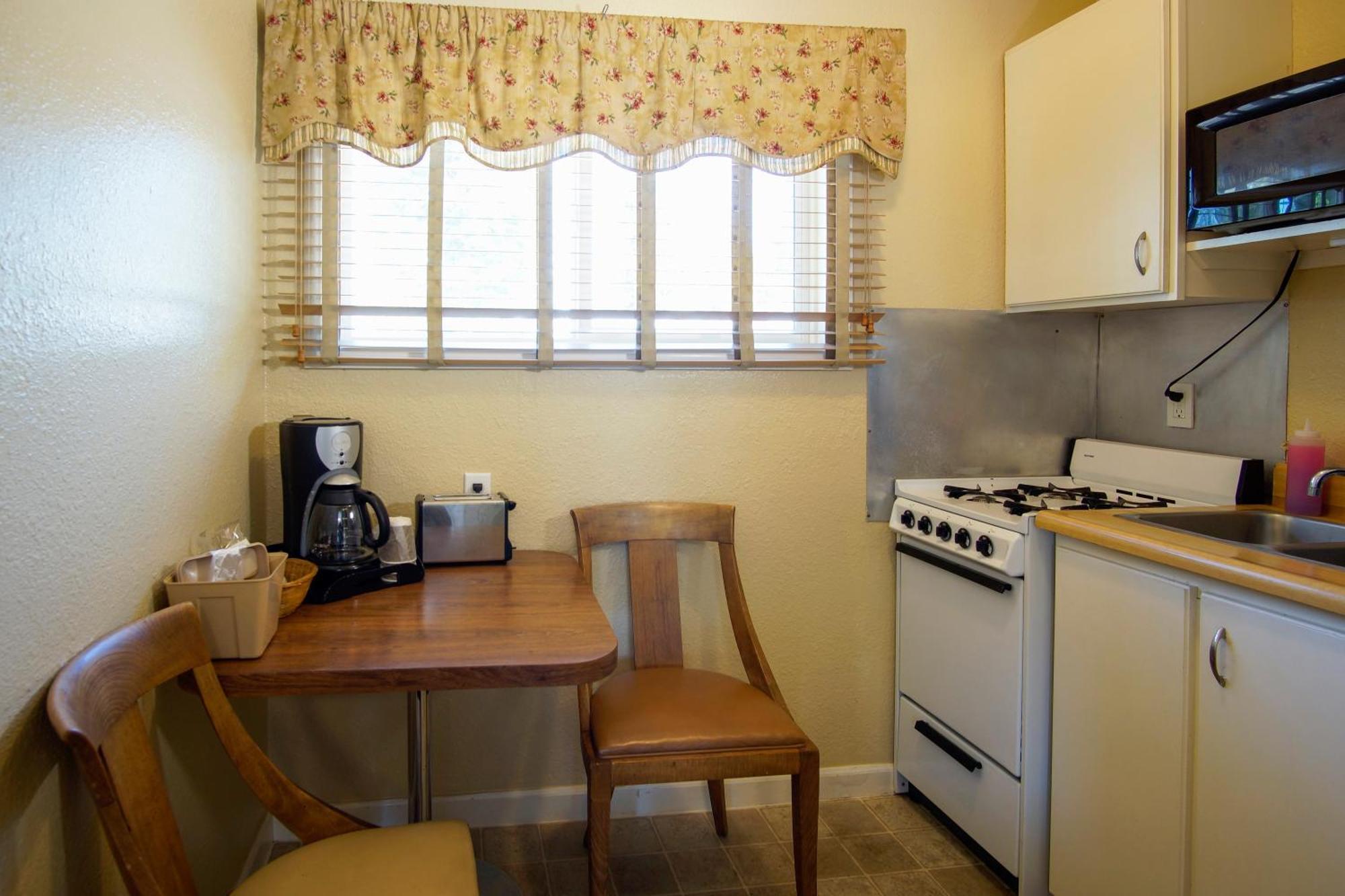 Charm Motel & Suites Burney Εξωτερικό φωτογραφία