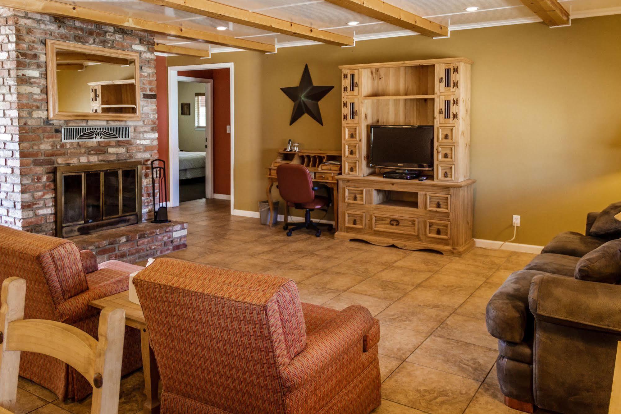 Charm Motel & Suites Burney Εξωτερικό φωτογραφία